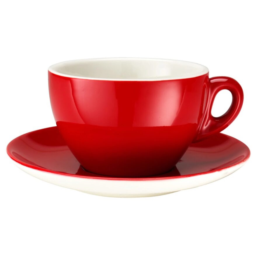 červený latte šálek