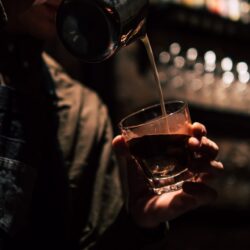 barista nalévá mléko do sklenice