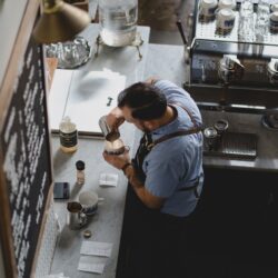 barista připravuje kávu