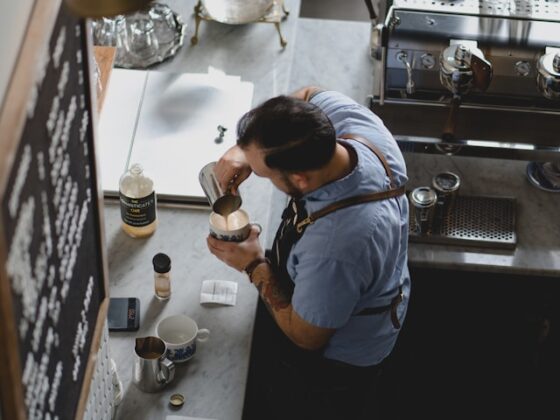 barista připravuje kávu
