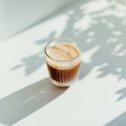 Cappuccino stojící na stole