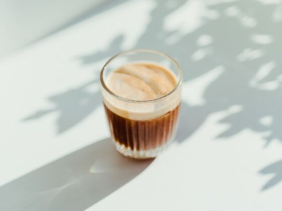 Cappuccino stojící na stole