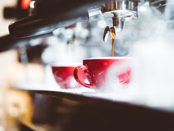 Coffee machine with ceramic cups